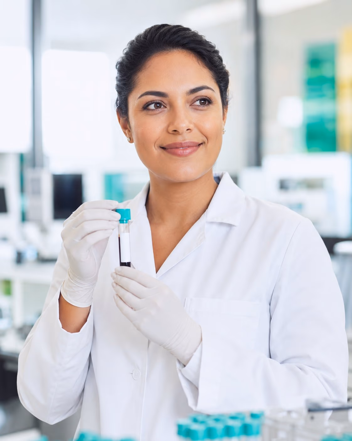 Profesional de laboratorio analizando una muestra en Laboratorio Vitalis